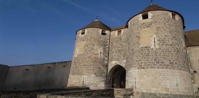 Château de Dourdan dans l’Essonne 91 – lieu de réception desservi par La Famille Tournebroche, traiteur cochon à la broche