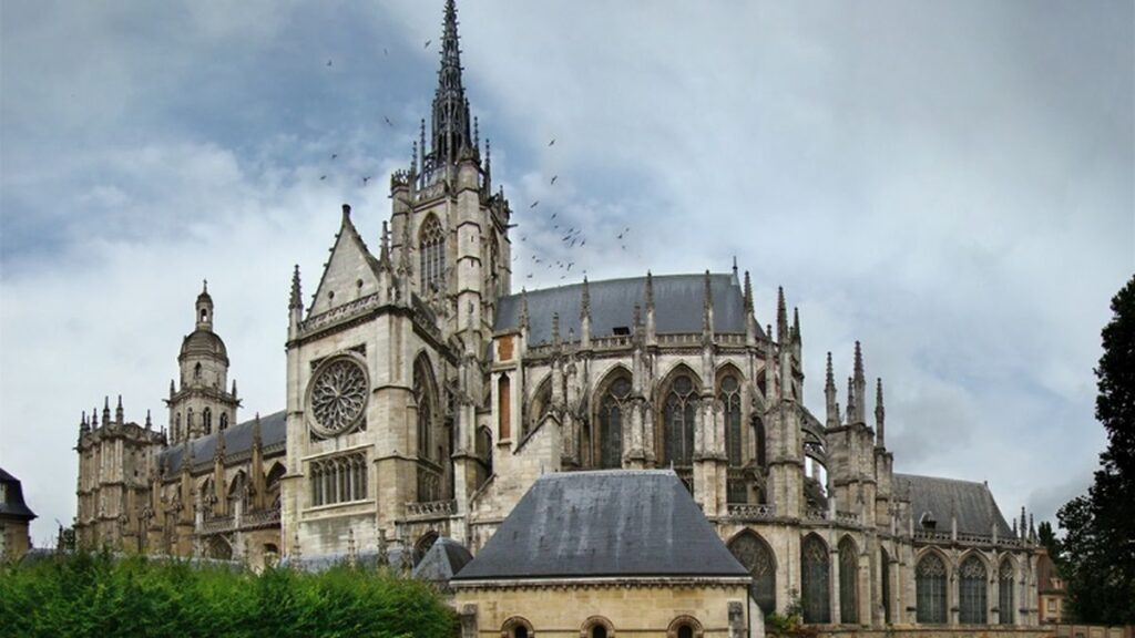 Cathédrale d'Evreux dans l'Eure (27) – lieu de réception desservi par La Famille Tournebroche, traiteur cochon à la broche