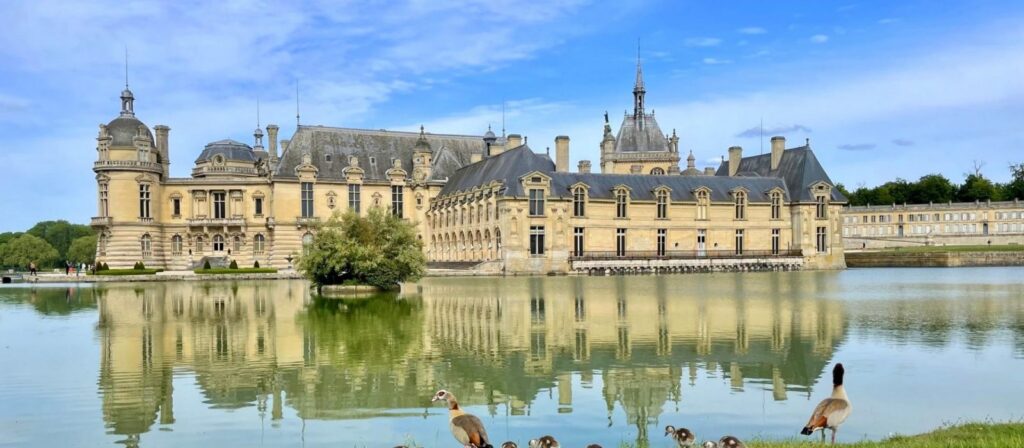 Château de Chantilly dans l'Oise – lieu de réception desservi par La Famille Tournebroche, traiteur cochon à la broche